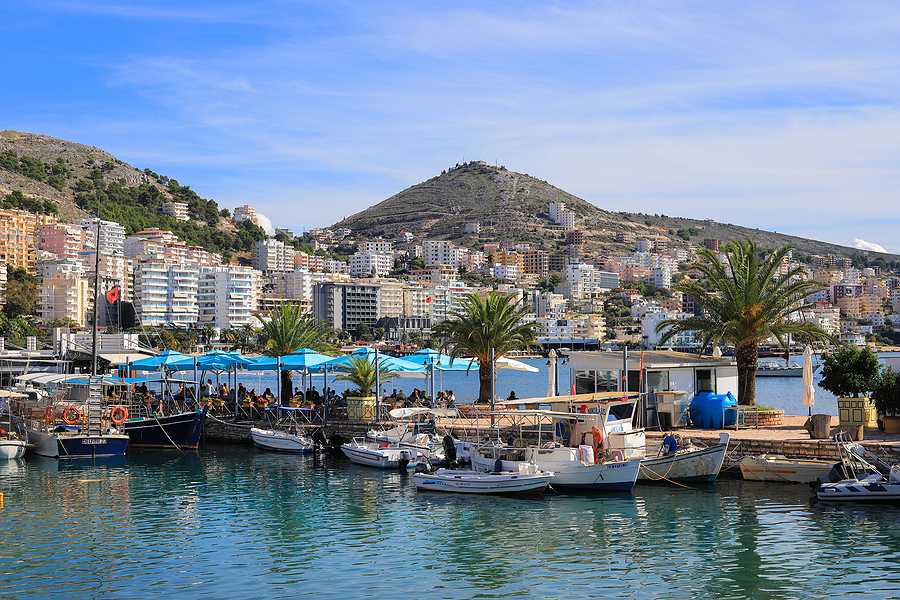 De haven van Saranda badplaats in Albanie